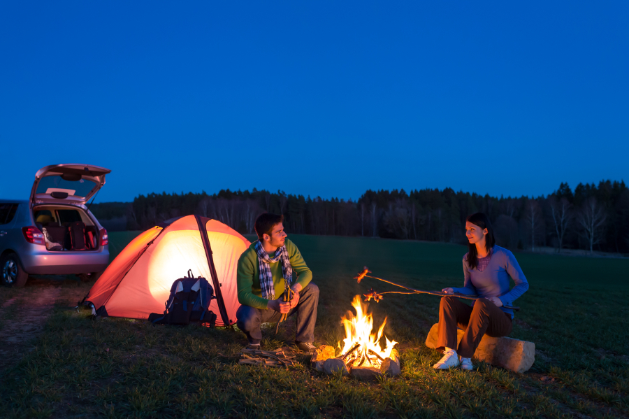 famille en feu de camp dans un emplacement camping cote d'azur 